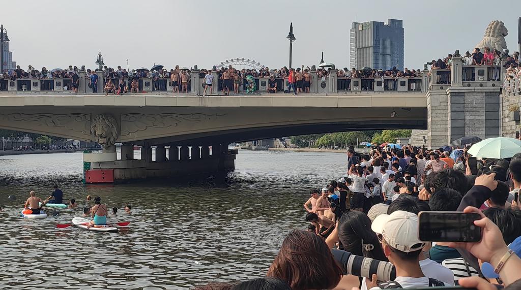 「天津跳水大爺」退出獅子林橋跳水 該橋?qū)⒕S修改造