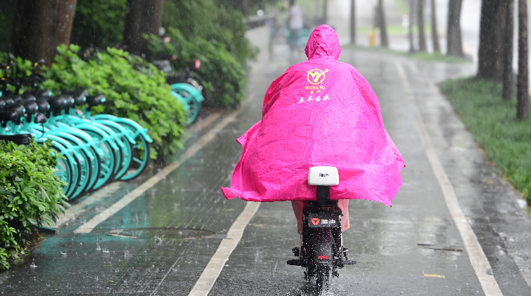 有片 | 警惕「列車效應(yīng)」 深圳迎來(lái)帶狀分布強(qiáng)降雨