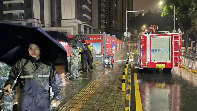 深圳暴雨紅色預(yù)警信號(hào)仍在生效中！建議市民群眾減少不必要外出