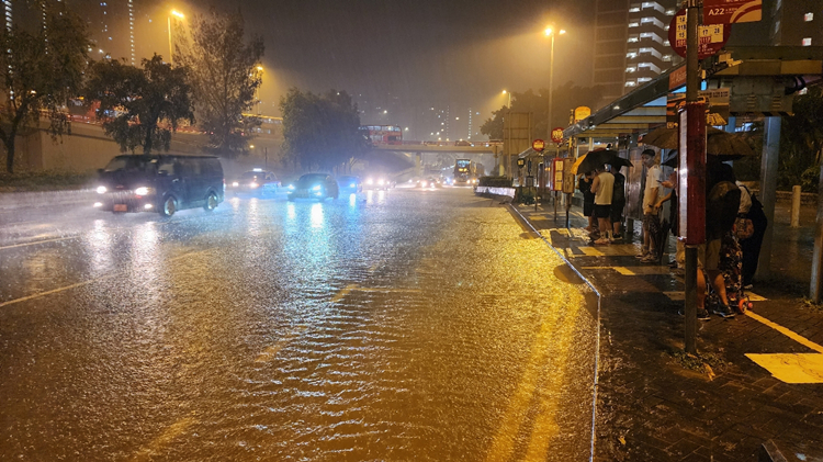 「世紀(jì)暴雨」襲擊香港  已致75人受傷