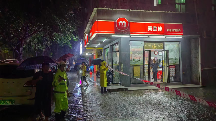 有片 | 齊心抗雨災 深圳龍崗盛平社區(qū)盡力恢復群眾正常生活