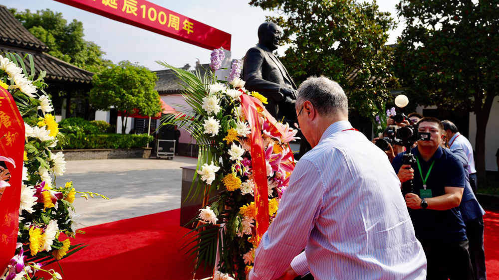 唐英年返回家鄉(xiāng)無錫嚴家橋 主持唐翔千誕辰100周年活動