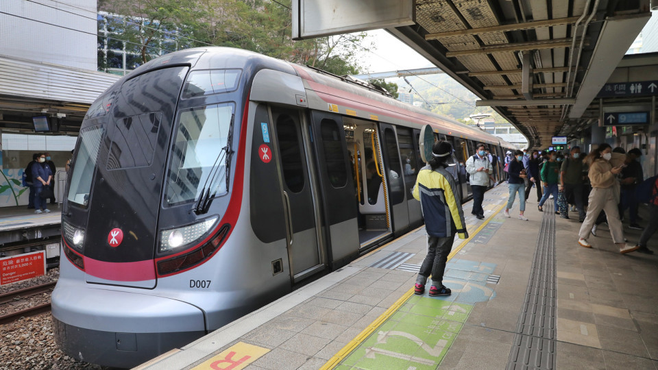 早前九龍?zhí)琳居谐丝瓦M路軌 港鐵：東鐵線列車服務正陸續(xù)恢復正常