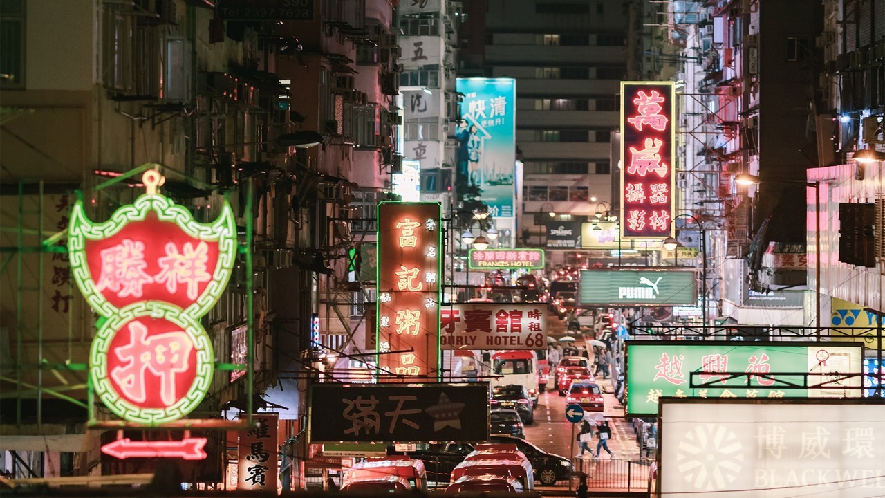 有片 |【商報(bào)時(shí)評(píng)】香港招牌閃亮  夜色依舊繽紛