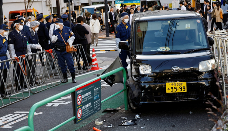 以色列駐日大使館附近汽車撞破路障 司機(jī)被補(bǔ)