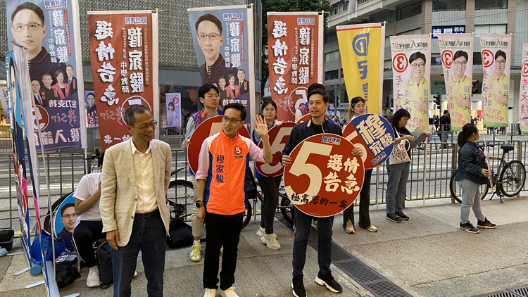 區(qū)議會選舉｜【圖片新聞】民建聯(lián)候選人穆家駿衝刺拉票 前立法會主席曾鈺成撐場