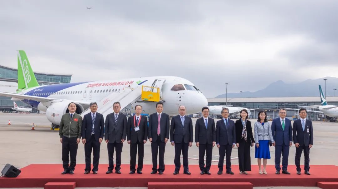 國產(chǎn)C919和ARJ21飛機抵港 鄭雁雄出席歡迎儀式