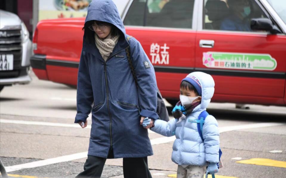 圖集 | 市區(qū)溫度降至6度 香港市民頂著嚴寒出行 