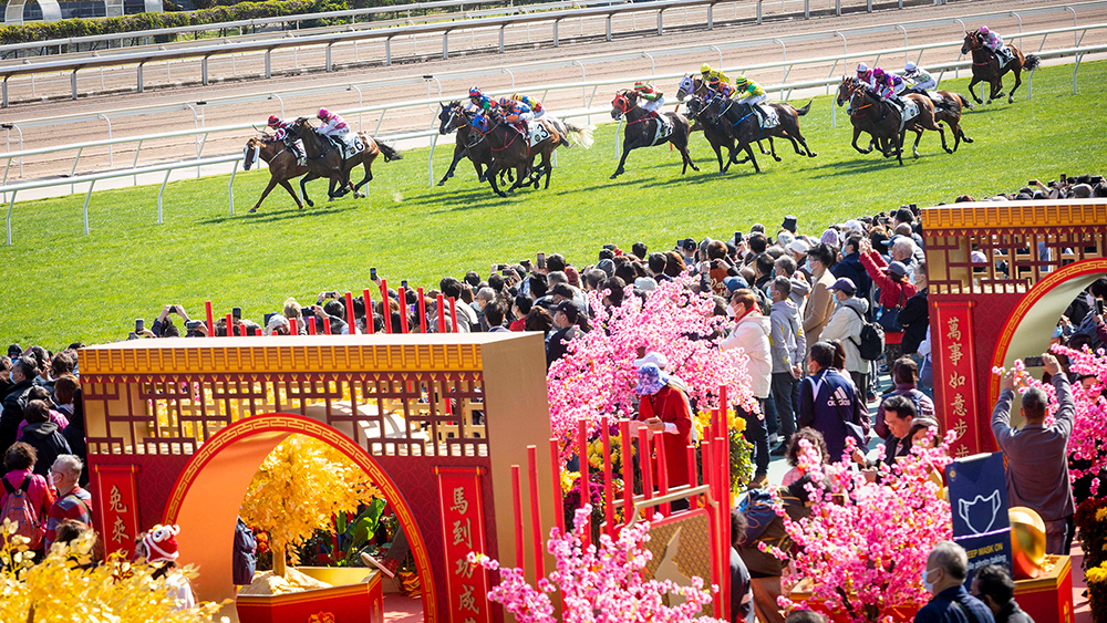 初三「農(nóng)曆新年賽馬日」節(jié)目精彩 入場獲贈「招財筆」 抽獎贏包金擺件