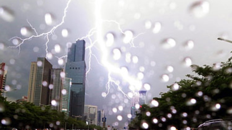 「風(fēng)雨雷電」今夜登場(chǎng)！深圳今年首場(chǎng)強(qiáng)對(duì)流天氣或?qū)⑸涎? title=