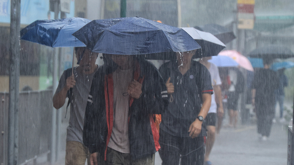 天文臺(tái)發(fā)出黃色暴雨警告信號 渠務(wù)署籲市民報(bào)告水浸