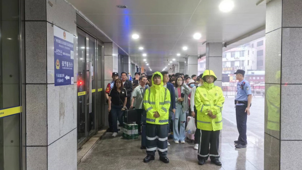 暴雨致列車停運  韶關(guān)安全轉(zhuǎn)運4500餘名滯留旅客