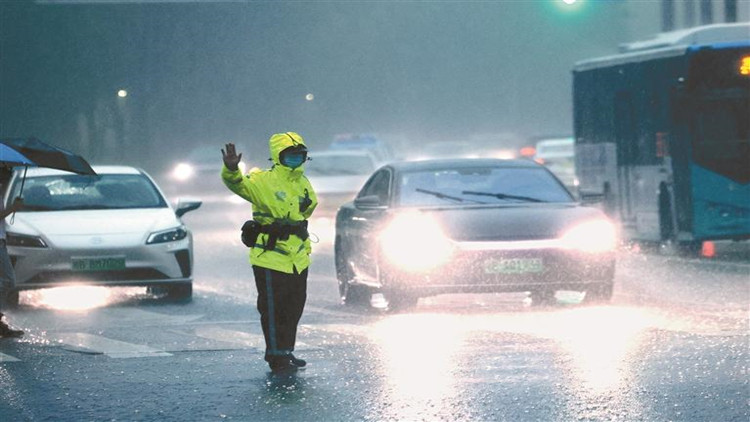 沒帶傘怎麼辦？有「小紅傘」 深圳地鐵雨傘外借服務(wù)太貼心了