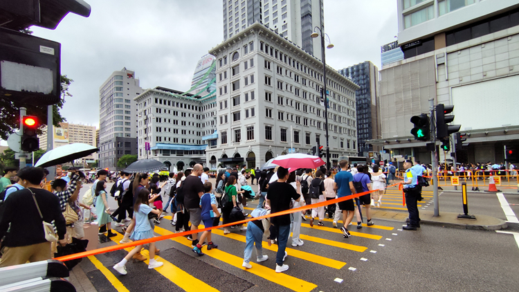 多圖｜遊客多及為煙火表演準(zhǔn)備 尖沙咀與彌敦道交界實(shí)施人流管制