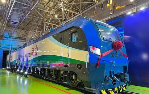 中國首臺(tái)新型智能重載電力機(jī)車下線