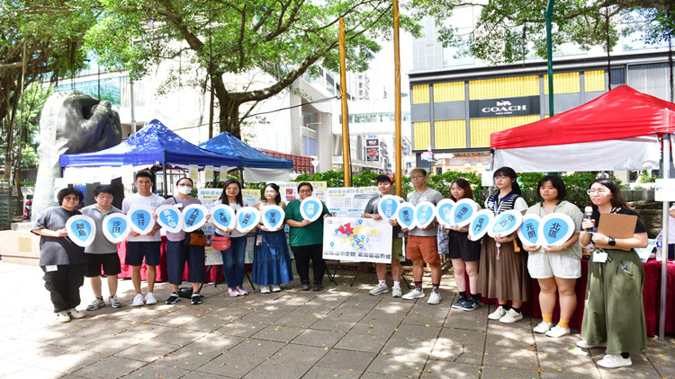 來自18區(qū)的基層婦女在尖沙咀擺墟市 透過具香港特色手作製品吸引遊客