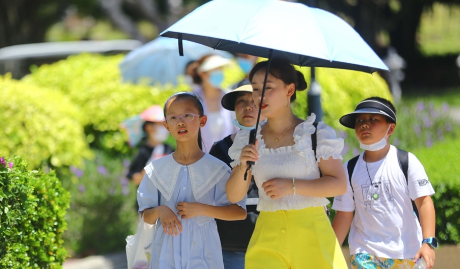 中國多地「滾燙模式」催熱避暑遊