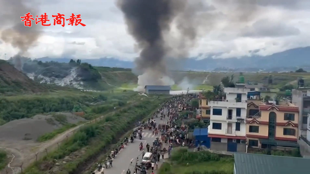 有片丨突發(fā)！尼泊爾媒體：一架載有19人的飛機在加德滿都特里布萬機場墜毀