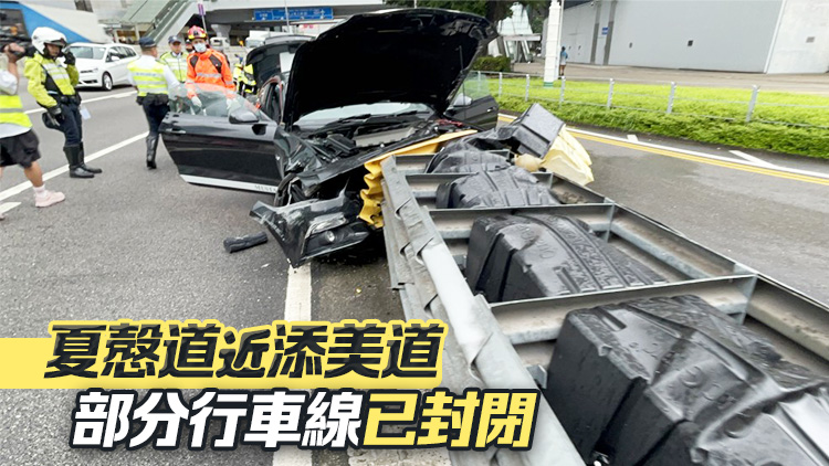 金鐘夏慤道有跑車疑失控撞欄 車頭損毀司機(jī)失蹤