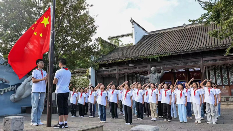 唐英年率領(lǐng)香港和無錫學生兩地隔空對唱《歌唱祖國》 慶祝國慶75周年