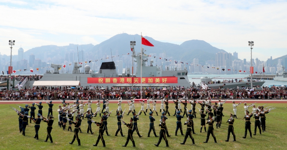 國(guó)慶75周年丨駐港部隊(duì)辦軍營(yíng)開(kāi)放活動(dòng) 數(shù)萬(wàn)市民同賀國(guó)慶