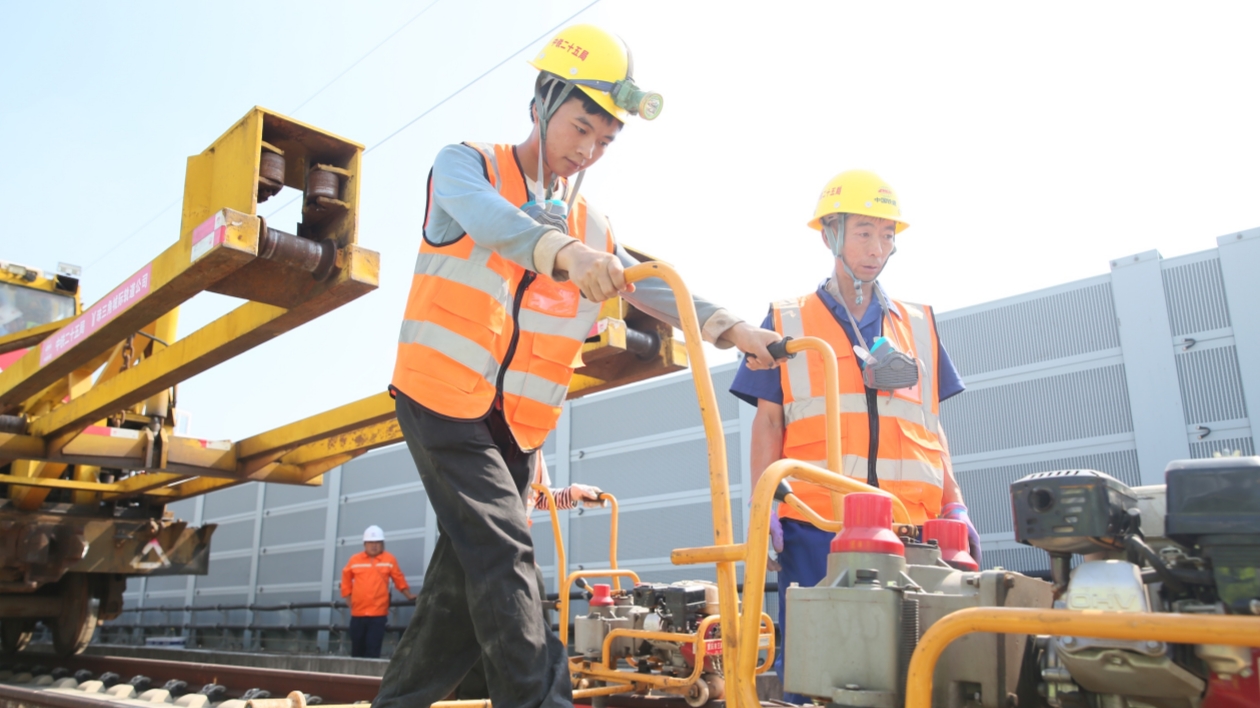 廣佛東環(huán)城際鐵路開始鋪軌 連接廣州南站及白雲機場