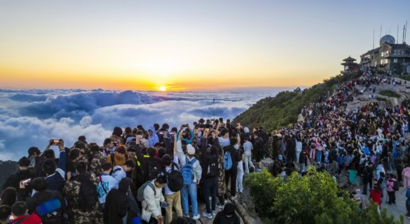 好客山東：今年已有700萬(wàn)名遊客爬泰山