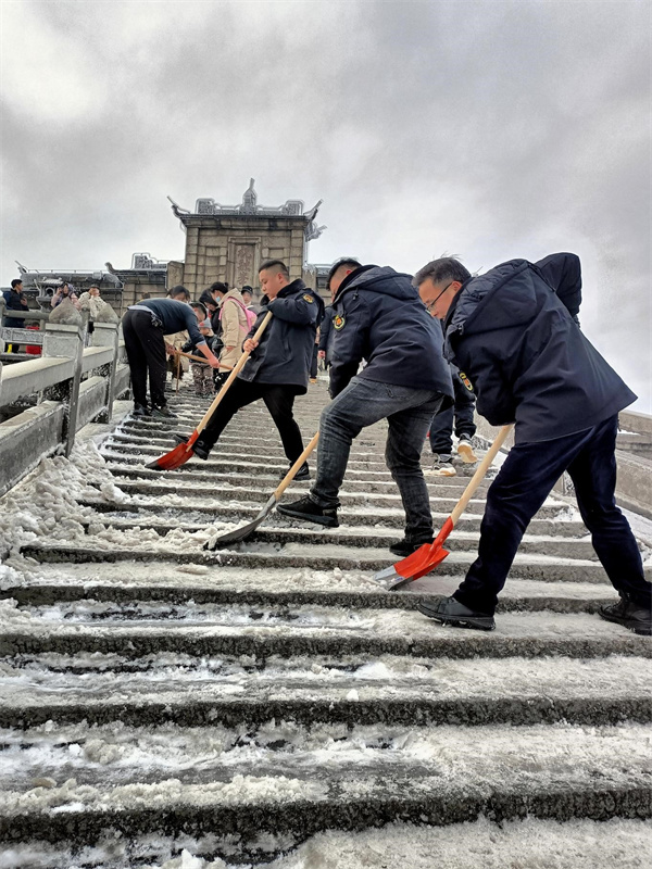 景區(qū)工作人員清理路面積雪.jpg