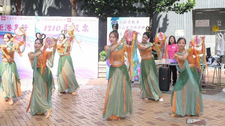 和美家庭心連心藝術(shù)團(tuán)表演了「敦煌鈴鼓舞」、「旗袍舞」等富中華文化元素的節(jié)目1_DSC_4761_副本.jpg