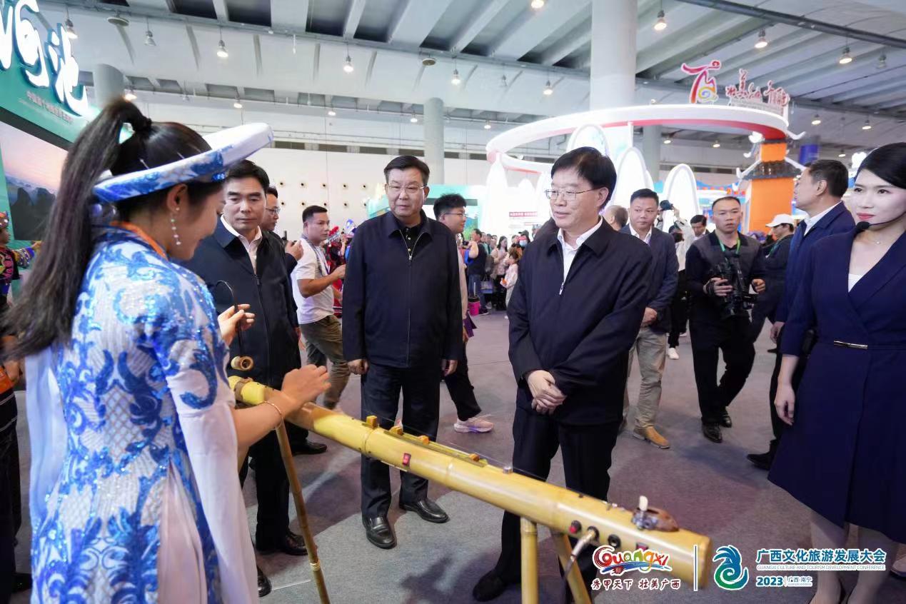 圖二：廣西壯族自治區(qū)人民政府副主席苗慶旺與嘉賓觀展  （主辦方供圖）.jpg