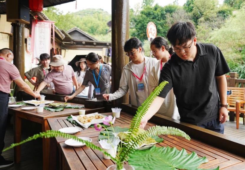 配圖2：與會嘉賓參觀龍南旅遊景區(qū)，品嘗龍南特色美食小吃.jpg