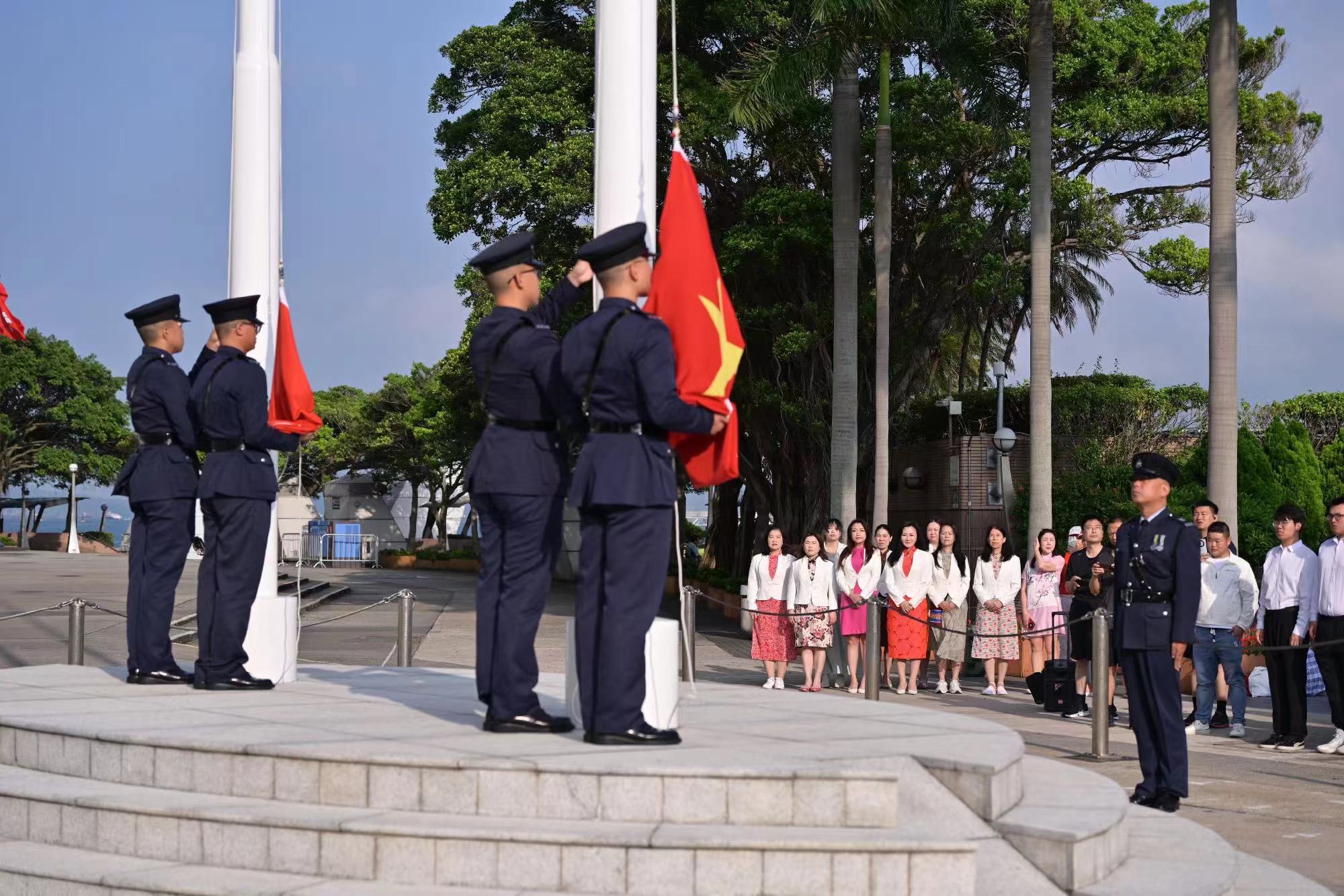 香港島婦女聯(lián)會(huì)專程組織一眾姐妹及廣大市民前往金紫荊廣場(chǎng)一同觀看升旗儀式.jpg